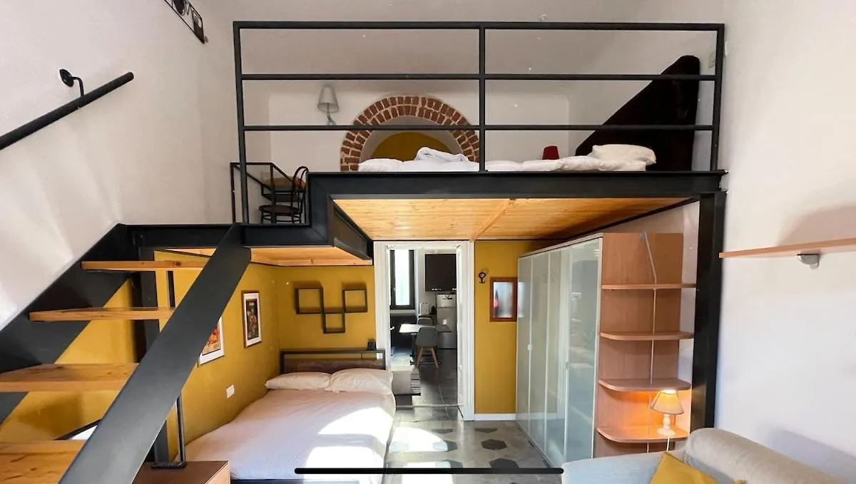 Lägenhet Stylish Duplex On Two Levels 15 Mins From Duomo